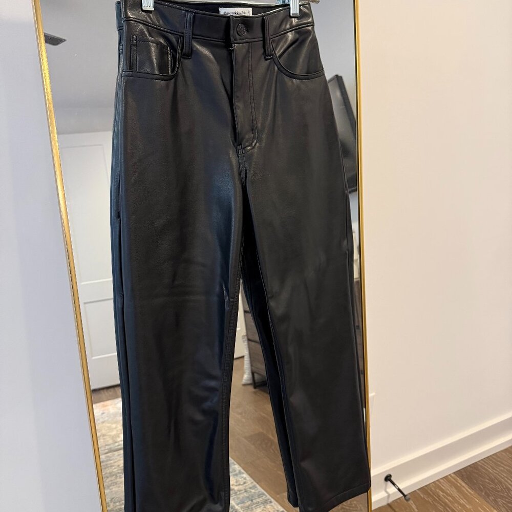 Abercrombie & Fitch Curve Love Vegan Leather 90s Straight Pants - Extra Short